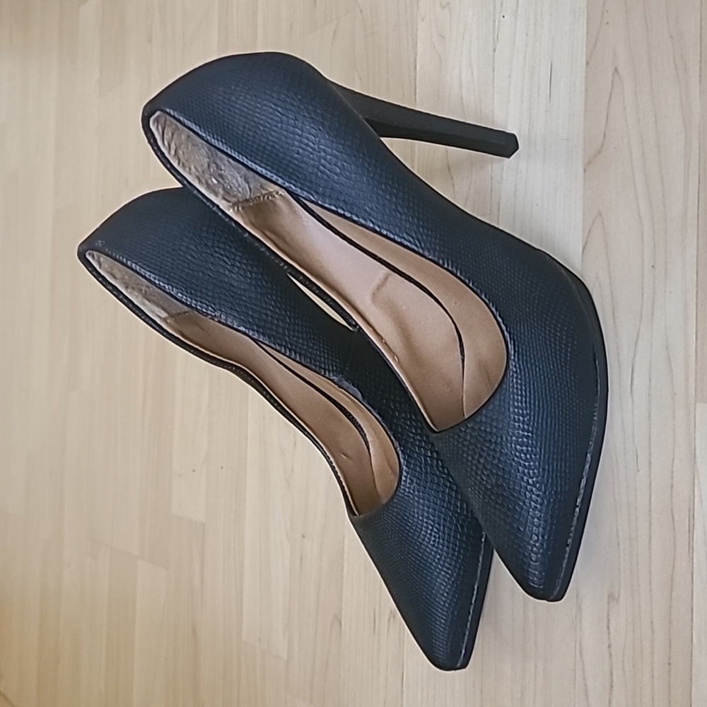 Qupid women's Black Snake Skin Design Pointed Toe Stiletto Heel Formal Shoe 7.5